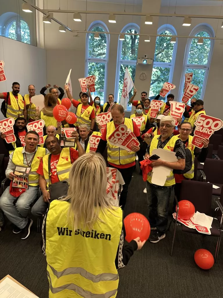 Featured image for - Germany: Fast food and food service workers strike for 15 EUR per hour